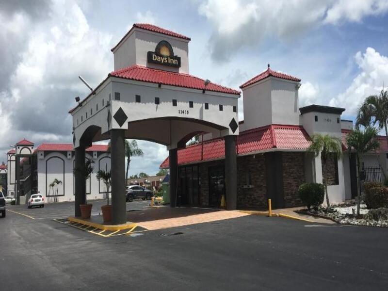Days Inn By Wyndham Fort Myers Bagian luar foto