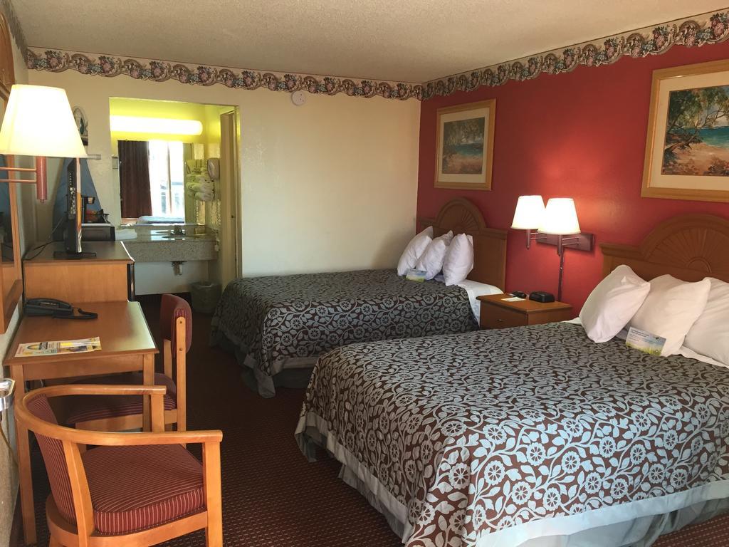 Days Inn By Wyndham Fort Myers Bagian luar foto