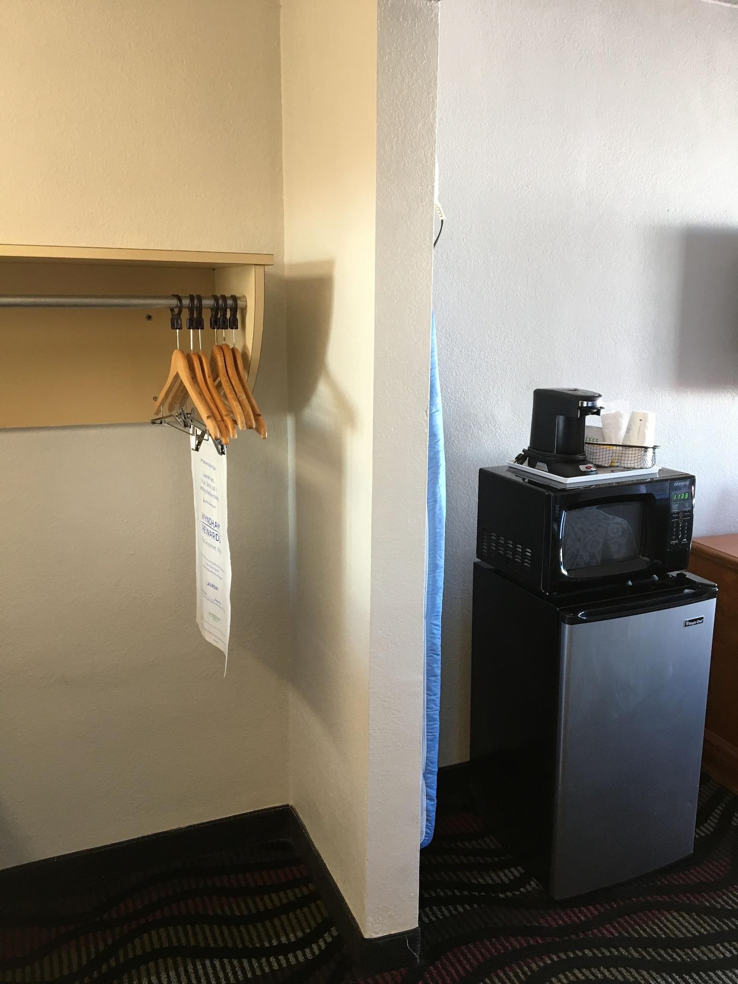 Days Inn By Wyndham Fort Myers Bagian luar foto