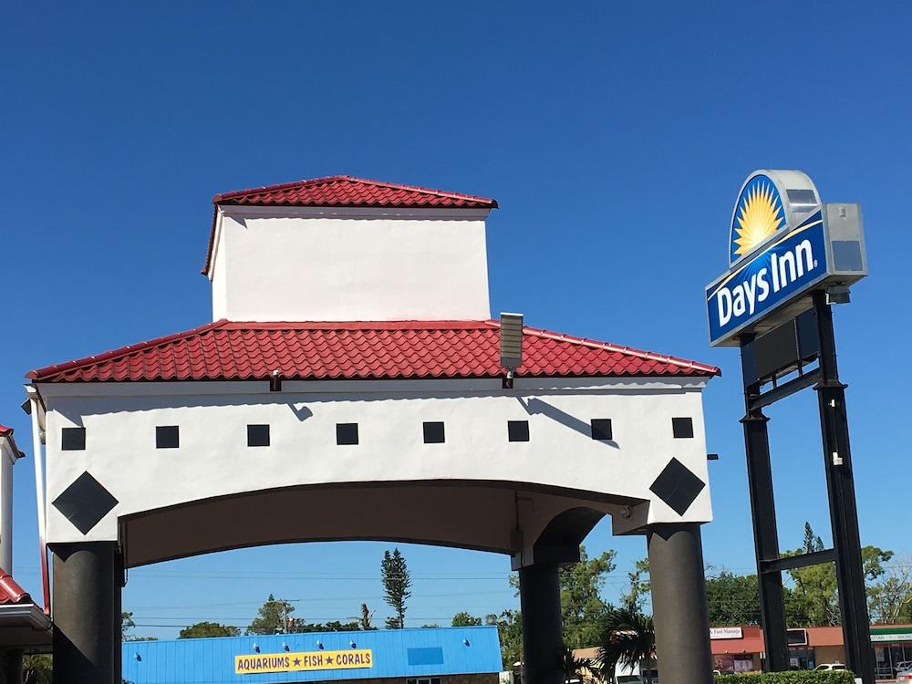 Days Inn By Wyndham Fort Myers Bagian luar foto