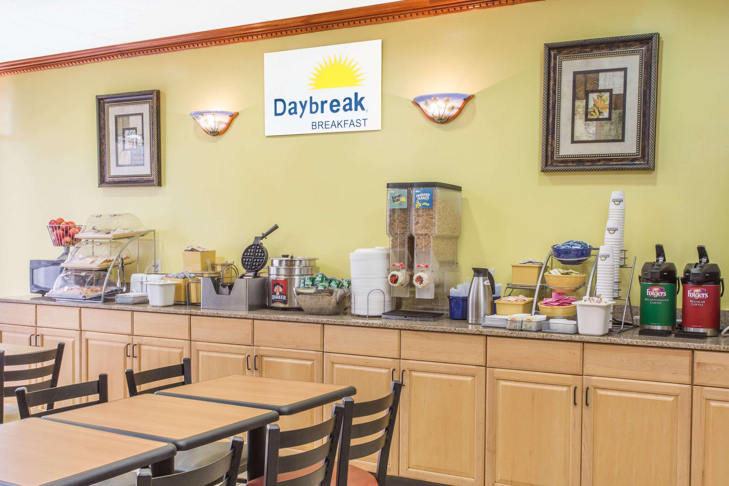 Days Inn By Wyndham Fort Myers Bagian luar foto