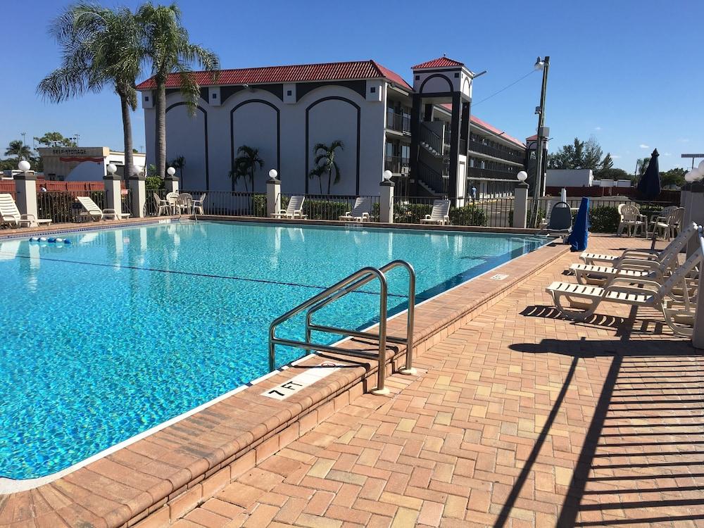 Days Inn By Wyndham Fort Myers Bagian luar foto
