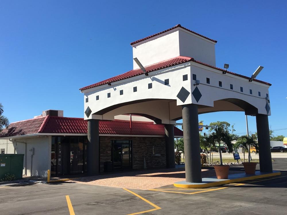 Days Inn By Wyndham Fort Myers Bagian luar foto