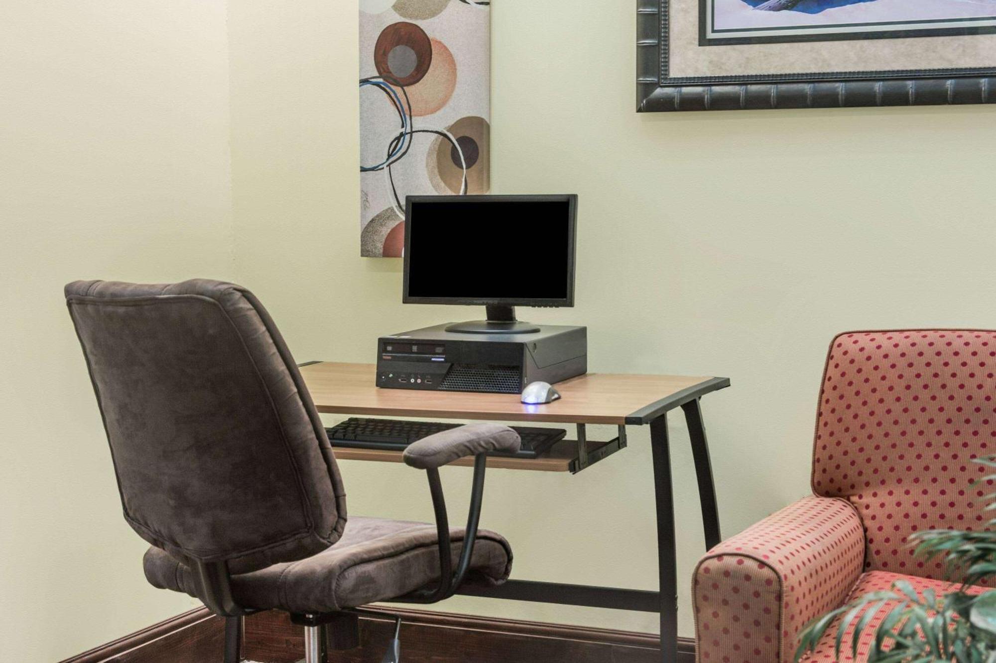 Days Inn By Wyndham Fort Myers Bagian luar foto