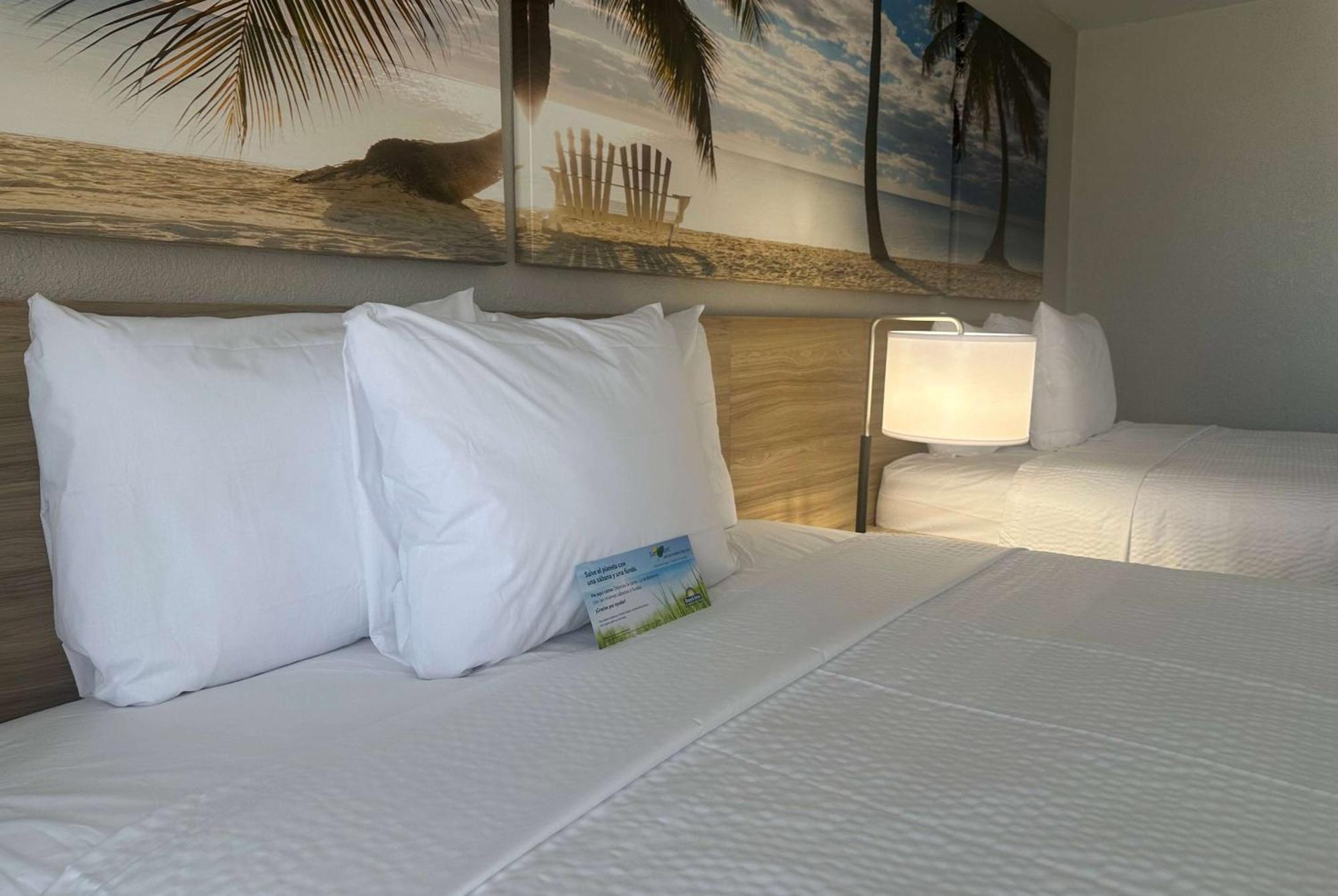Days Inn By Wyndham Fort Myers Bagian luar foto