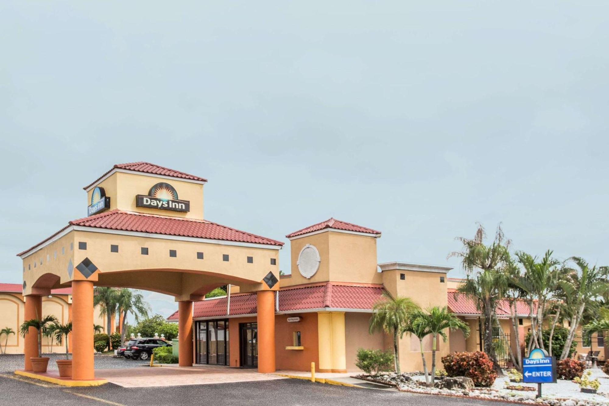 Days Inn By Wyndham Fort Myers Bagian luar foto
