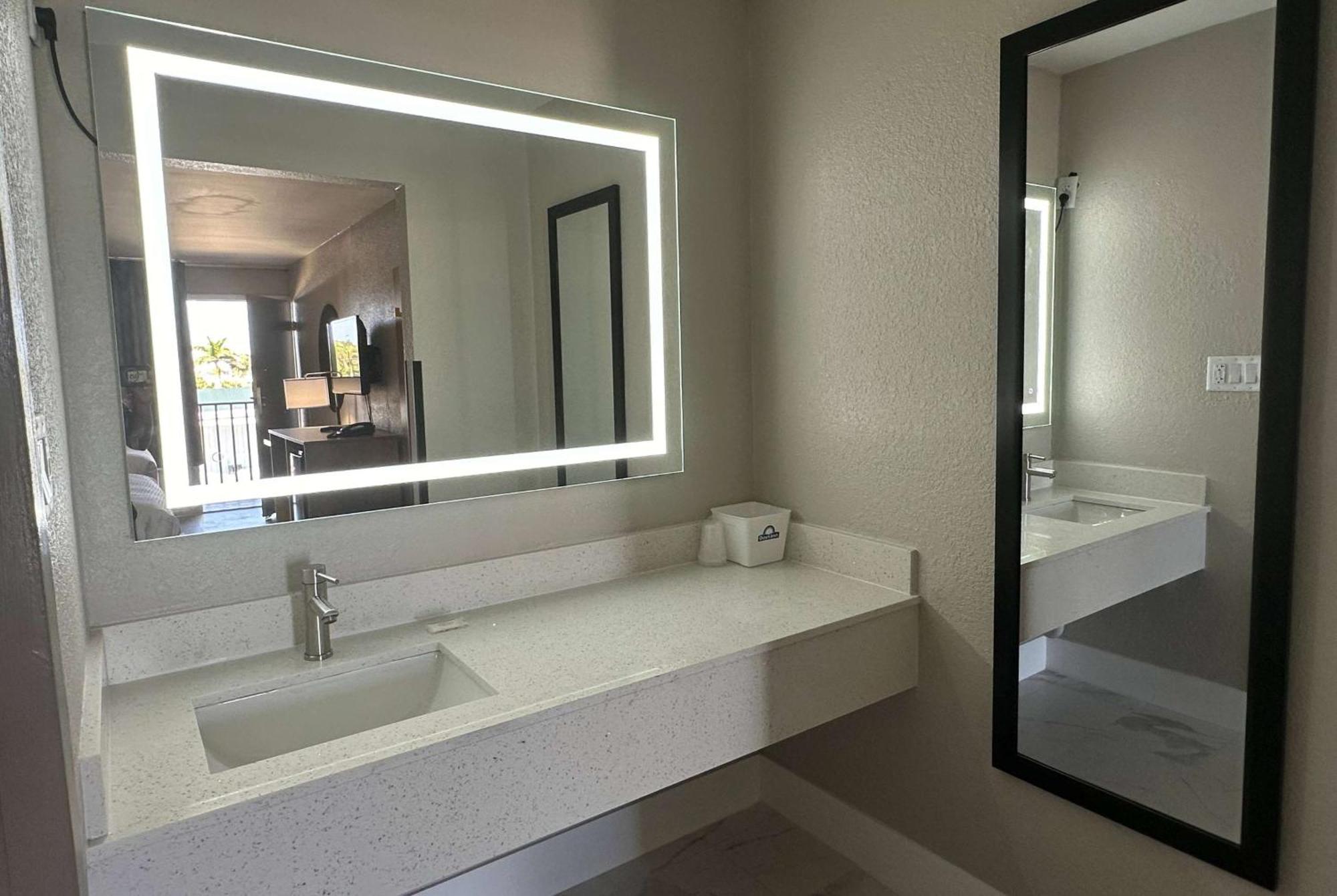 Days Inn By Wyndham Fort Myers Bagian luar foto