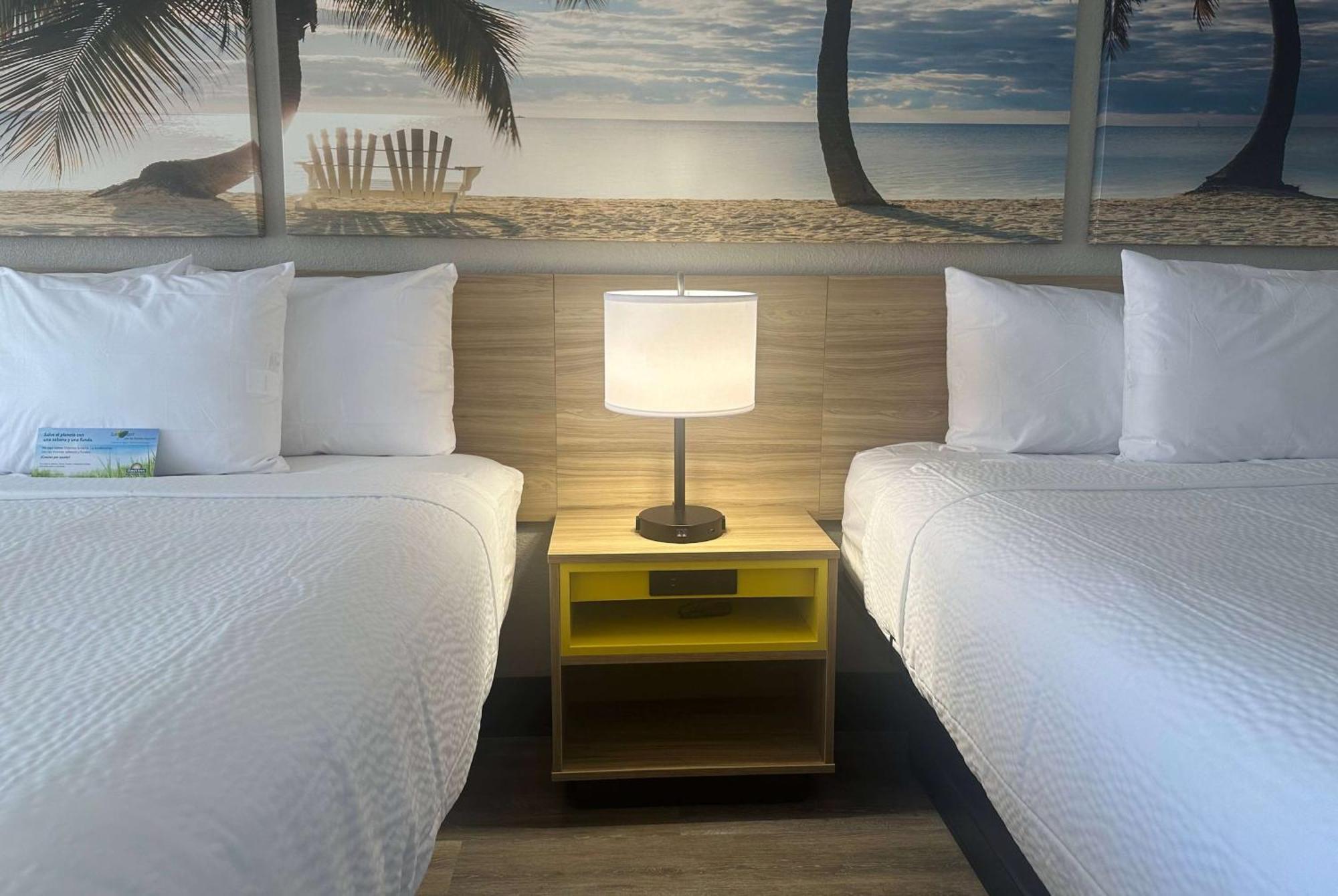 Days Inn By Wyndham Fort Myers Bagian luar foto