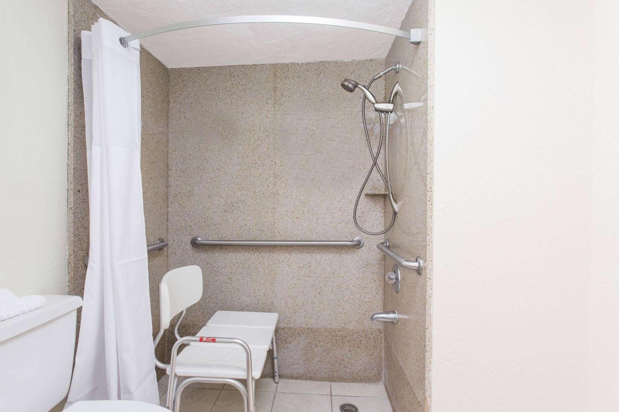 Days Inn By Wyndham Fort Myers Bagian luar foto
