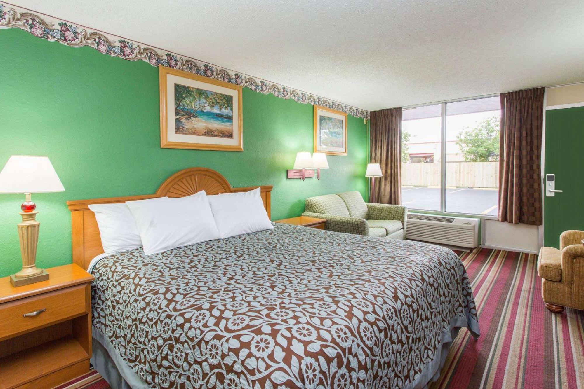 Days Inn By Wyndham Fort Myers Bagian luar foto