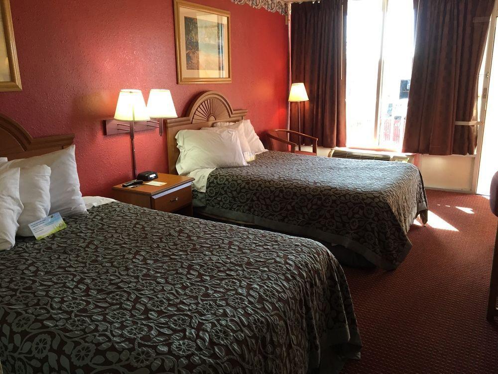 Days Inn By Wyndham Fort Myers Bagian luar foto
