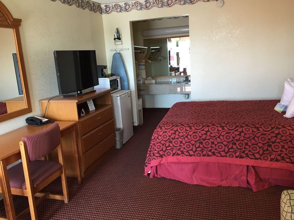 Days Inn By Wyndham Fort Myers Bagian luar foto