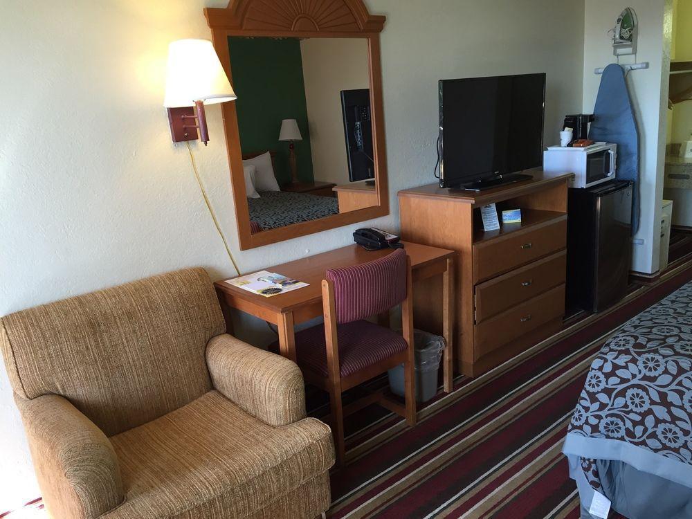 Days Inn By Wyndham Fort Myers Bagian luar foto