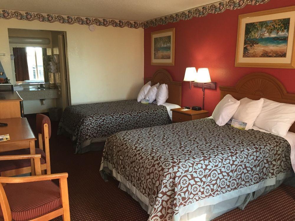 Days Inn By Wyndham Fort Myers Bagian luar foto