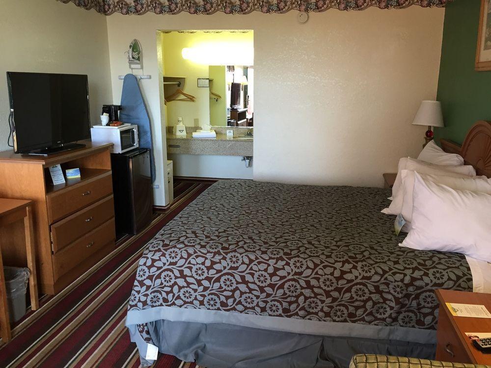 Days Inn By Wyndham Fort Myers Bagian luar foto