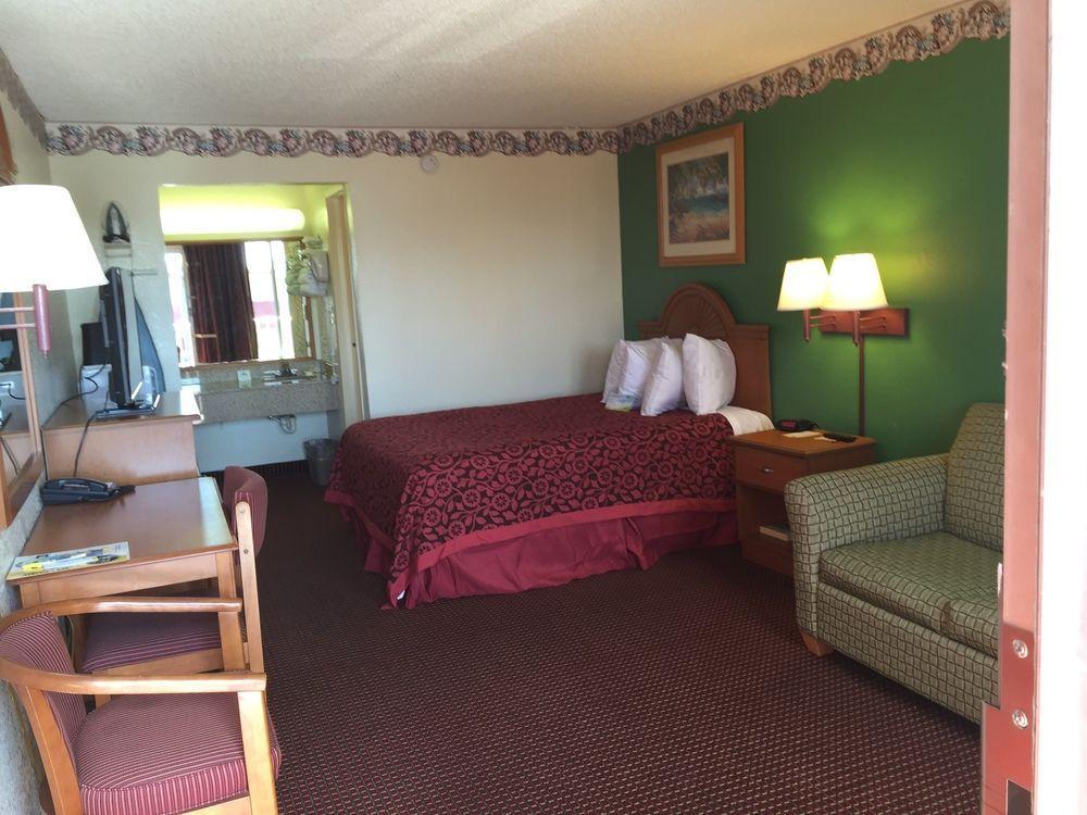 Days Inn By Wyndham Fort Myers Bagian luar foto