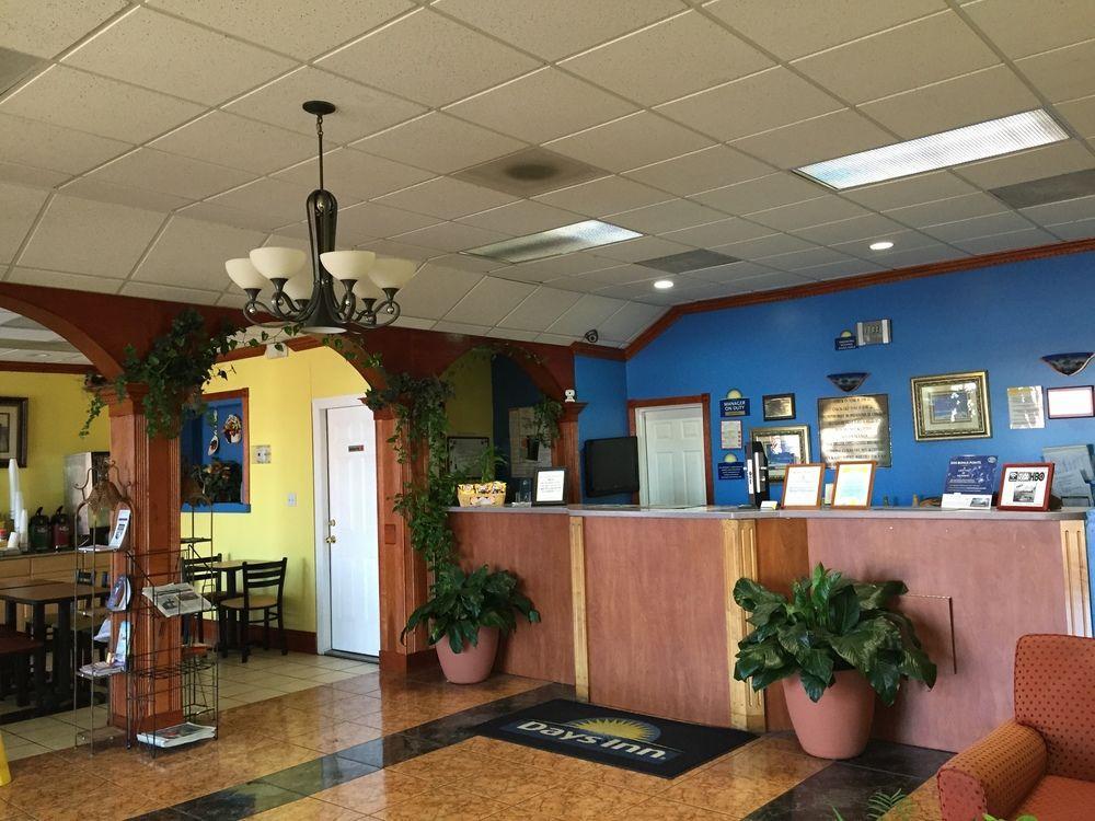 Days Inn By Wyndham Fort Myers Bagian luar foto