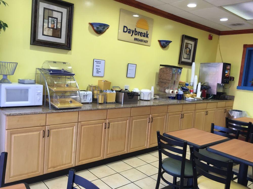 Days Inn By Wyndham Fort Myers Bagian luar foto