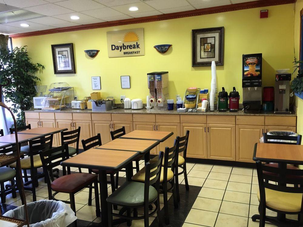 Days Inn By Wyndham Fort Myers Bagian luar foto