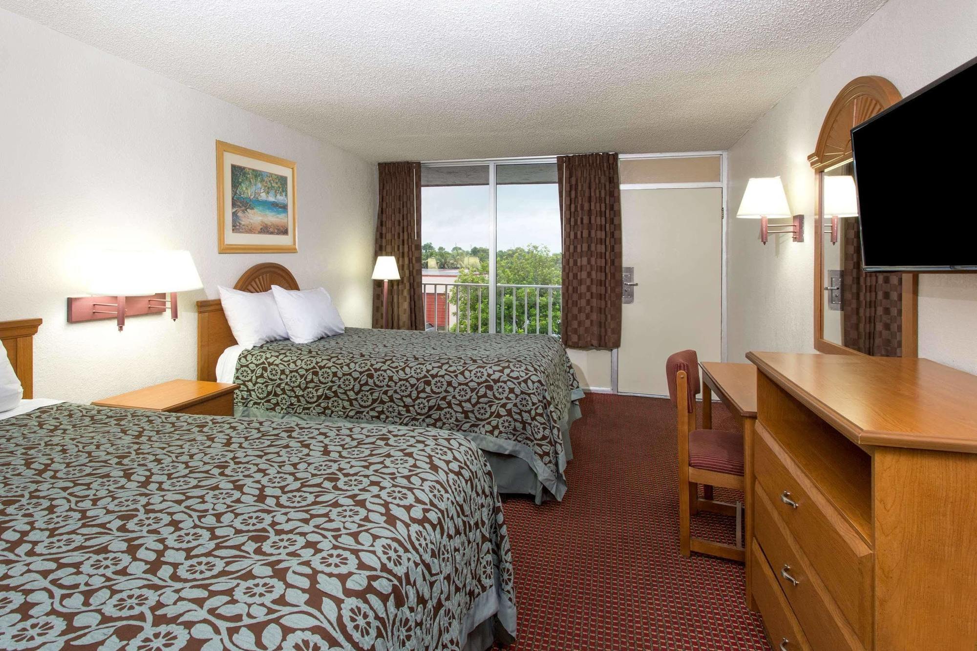 Days Inn By Wyndham Fort Myers Bagian luar foto