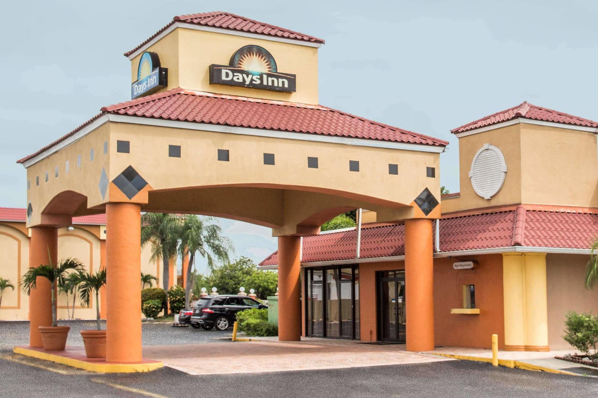 Days Inn By Wyndham Fort Myers Bagian luar foto