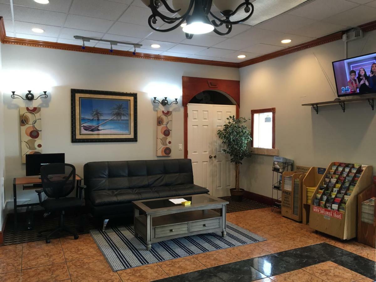 Days Inn By Wyndham Fort Myers Bagian luar foto