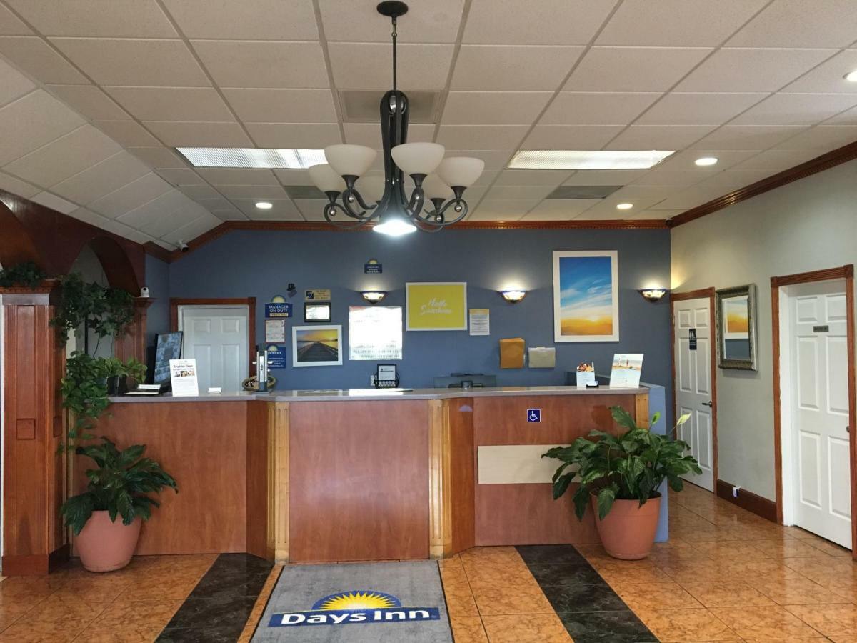 Days Inn By Wyndham Fort Myers Bagian luar foto