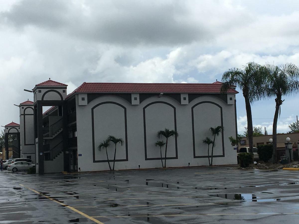 Days Inn By Wyndham Fort Myers Bagian luar foto