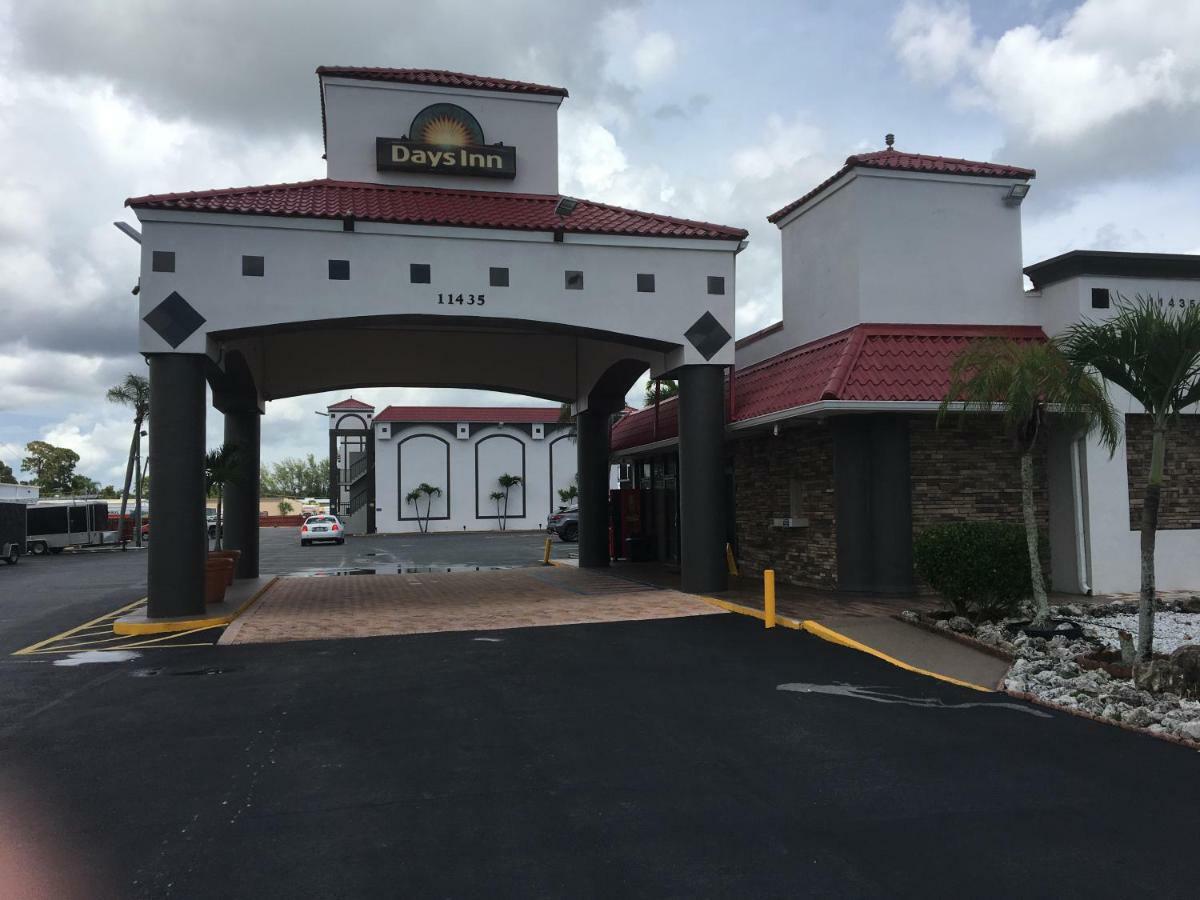 Days Inn By Wyndham Fort Myers Bagian luar foto