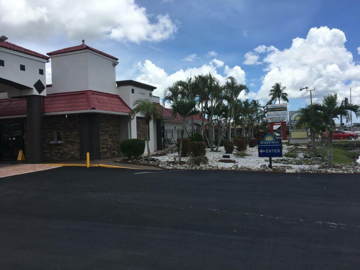 Days Inn By Wyndham Fort Myers Bagian luar foto