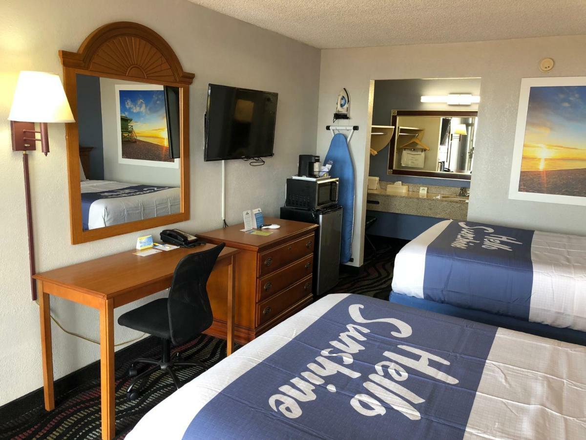 Days Inn By Wyndham Fort Myers Bagian luar foto